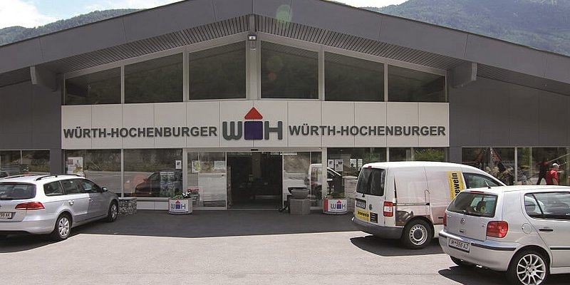 Frontansicht des Eingang der Würth Hochenburger Filiale Tarrenz