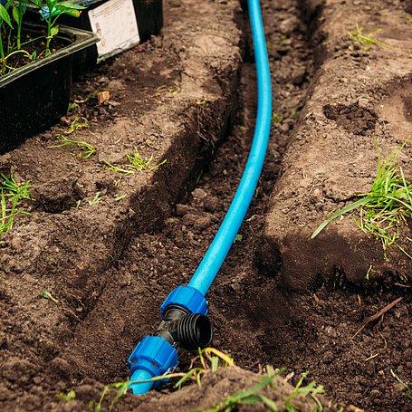 Wasserpipeline aus PE-Rohr unterirdisch verlegt