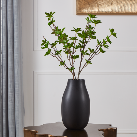schwarze moderne Vase auf einem Tisch