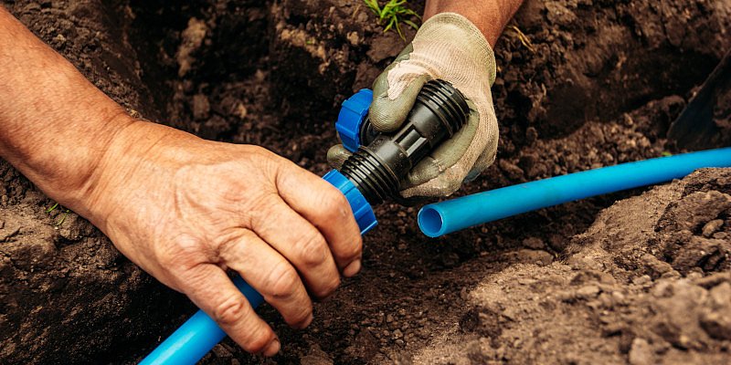 Drainagesystem zur Bewässerung des Gartens unterirdisch verlegen