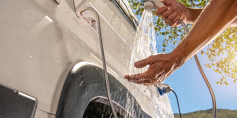 Campingdusche montiert an einem Campingvan