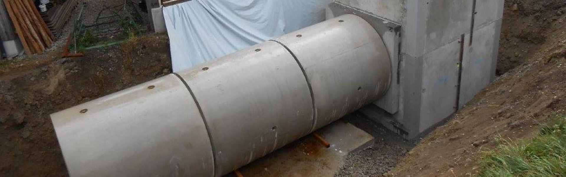 Stahlbetonrohre und Schacht während Bauphase in Anras