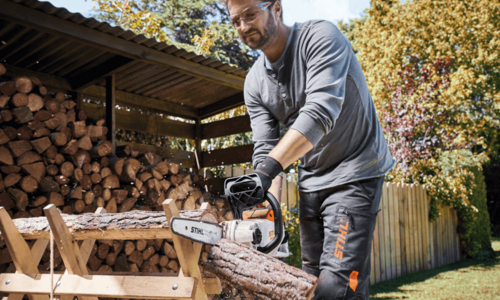 Arbeiter mit einer Akku-Kettensäge von STIHL