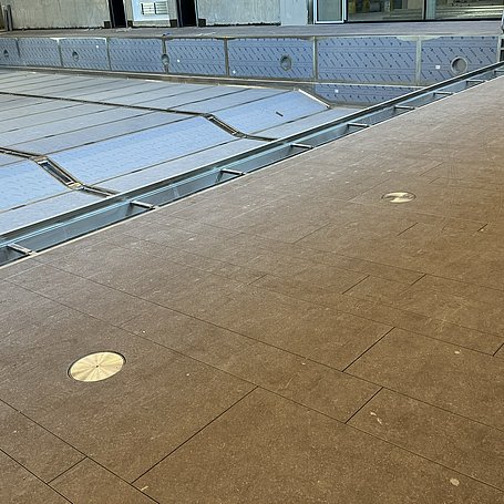 Fliesen verlegt rund um ein Schwimmbecken