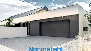 Graues Garagentor Einfamilienhaus von Normstahl