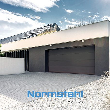 Graues Garagentor Einfamilienhaus von Normstahl