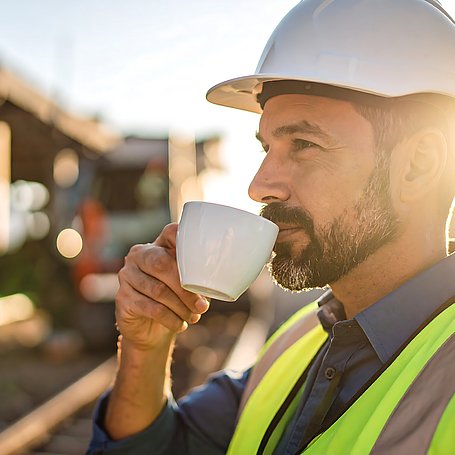Bauarbeiter trinkt Kaffee