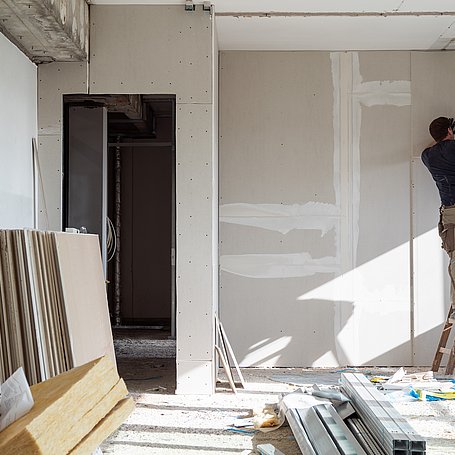 Trockenbauer am Sanieren seiner Wohnung