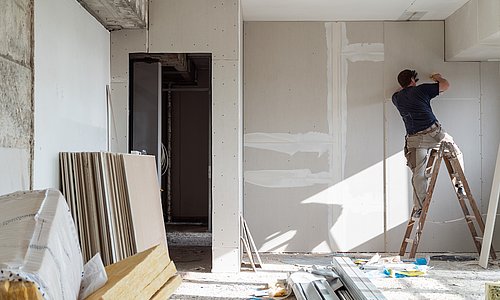 Trockenbauer am Sanieren seiner Wohnung