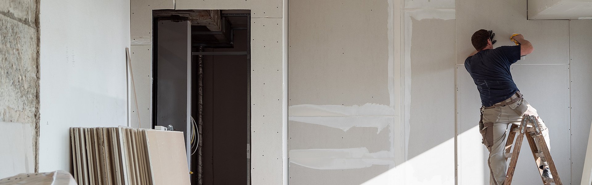 Trockenbauer am Sanieren seiner Wohnung