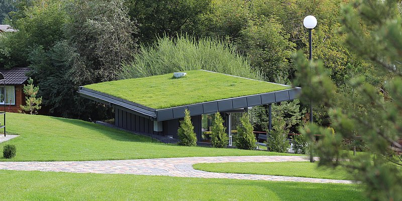 Gebäude mit begrüntem Dach in der Natur