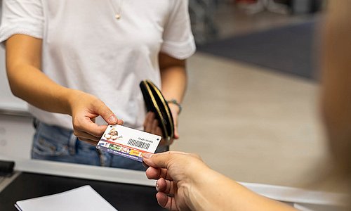 Mann hält Würth Hochenburger Vorteilskarte in der Hand