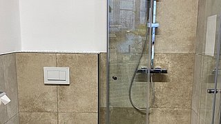 Ausstellung eines Badezimmers mit WC und Dusche im Würth-Hochenburger Baumarkt Hallein