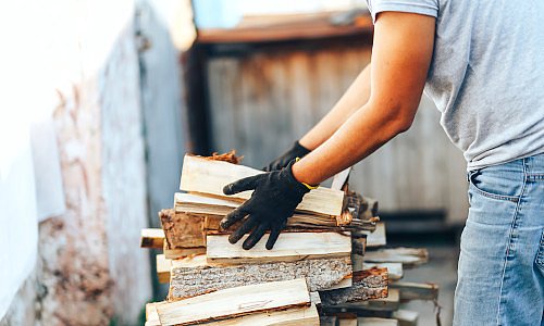 Holzscheite im Freien stapeln