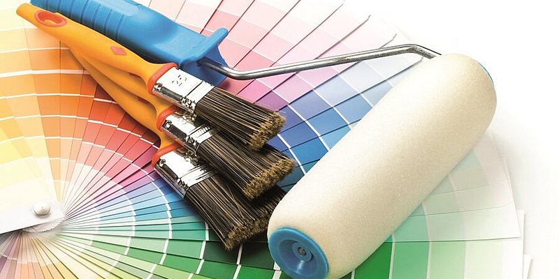 Farbpalette mit Pinseln und Farbrolle