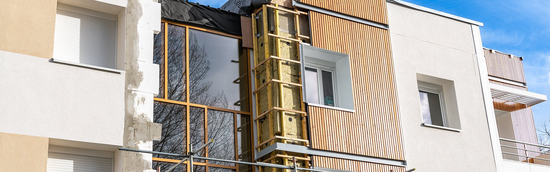 Außenansicht von der Sanierung eines Hauses