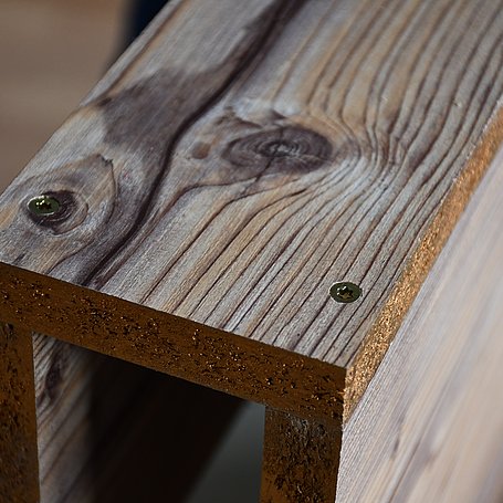 Seitliche Detailaufnahme vom Couchtisch für die Armlehne aus Holz