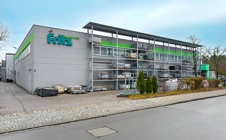 LKW und Autos auf dem Parkplatz der Fritz Baustoffe Filiale Ottobrunn