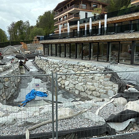 Schwimmteich im Hotel Grand Tirolia während der Bauphase