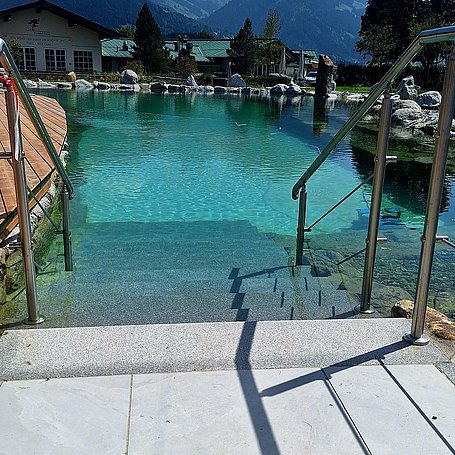 Einstieg zum Schwimmteich im Hotel Grand Tirolia in Kitzbühel