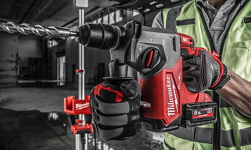 Milwaukee Akku-Bohrhammer M18 FHX 552X im Einsatz