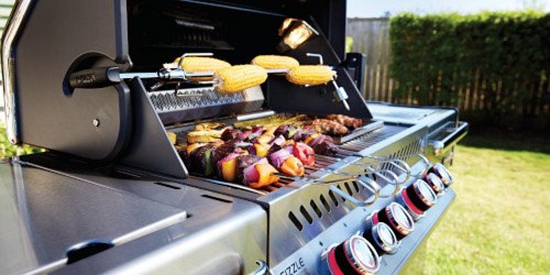 Produktbild vom Napolean Grill mit Gemüse und Fleisch