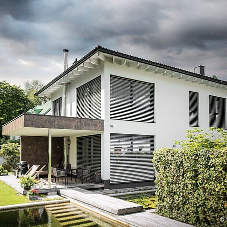 Modernes Haus mit Terrasse und Sonnenschutz von Schlotterer