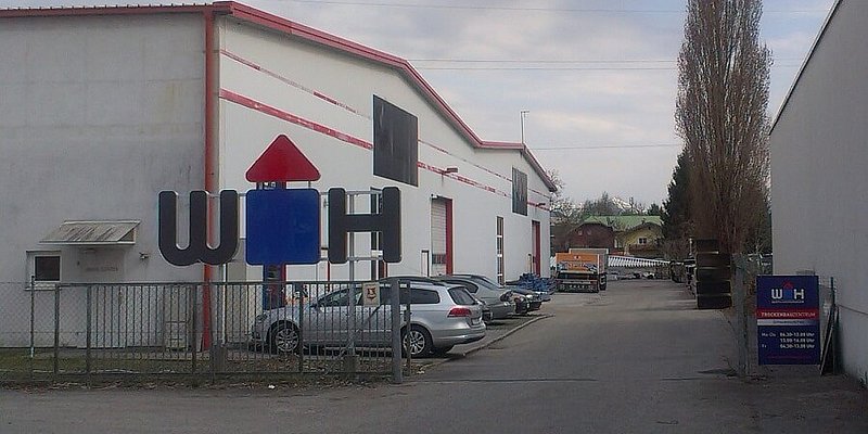 Würth Hochenburger Firmengebäude und Parkplatz in Wals-Siezenheim