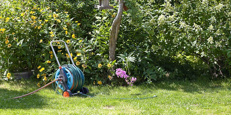 Schlauchwagen für die Bewässerung im Garten