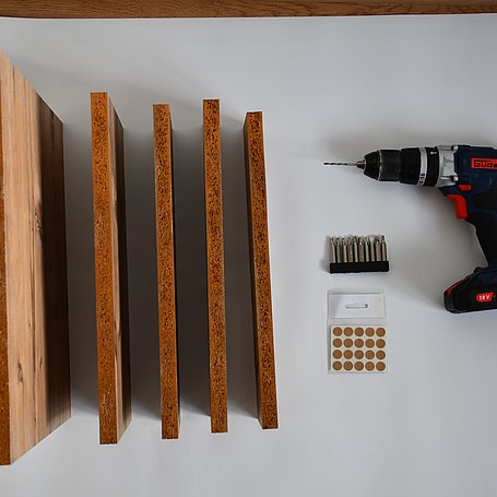 Holzbretter, Schrauben sowie Bohrer zum fertigen des Couchtisch