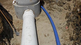 Verlegen von Rohren und Schächten durch Arbeiter in Anras