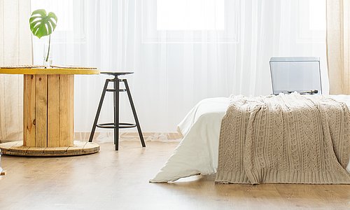 Raum mit unterschiedlichen DIY Holzmöbeln