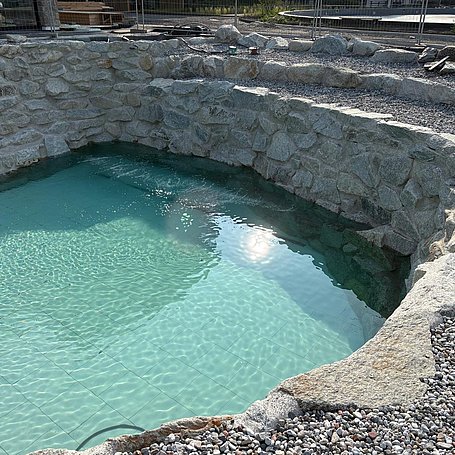 Schwimmteich im Hotel Grand Tirolia während dem Befüllen