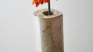 Fertige DIY-Betonvase mit oranger Blume