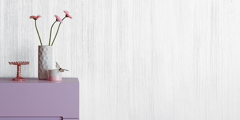 Wandfarbe mit Linieneffekt in weiß