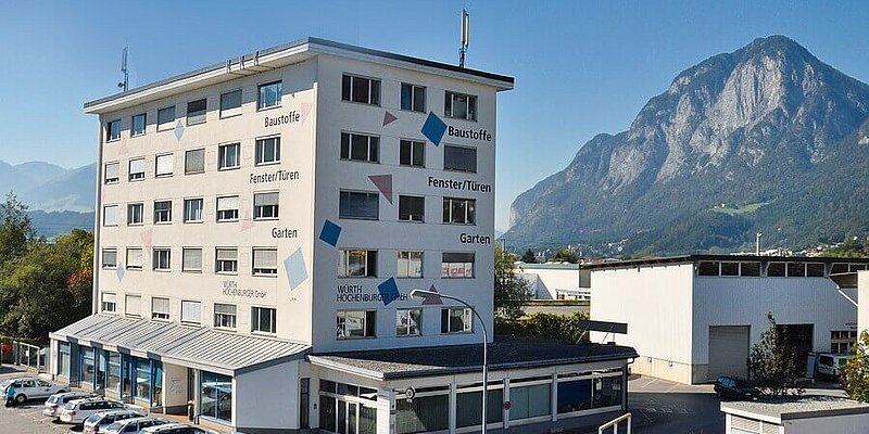 Außenaufnahme der Zentrale Innsbruck mit Bergen im Hintergrund