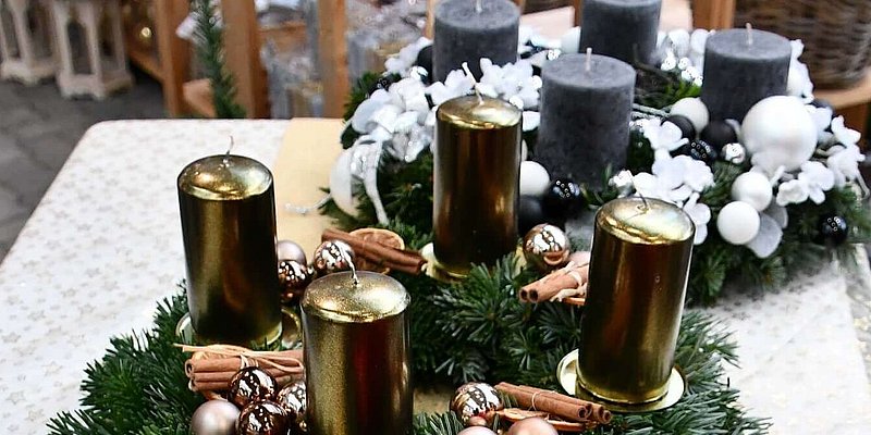 Drei schöne, klassische Adventkränze