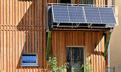 Balkonkraftwerk an einem Haus montiert