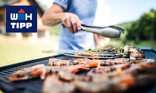 Fleisch wird auf Grill gebraten