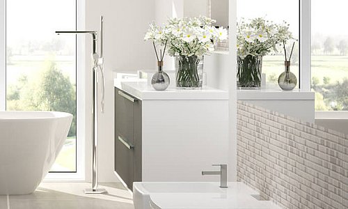 Helles Designer-Badezimmer mit freistehender Badewanne und Fenstern