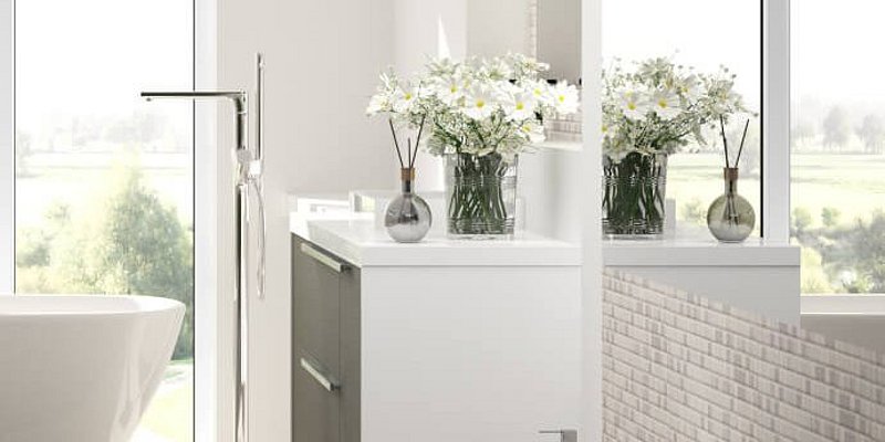 Helles Designer-Badezimmer mit freistehender Badewanne und Fenstern