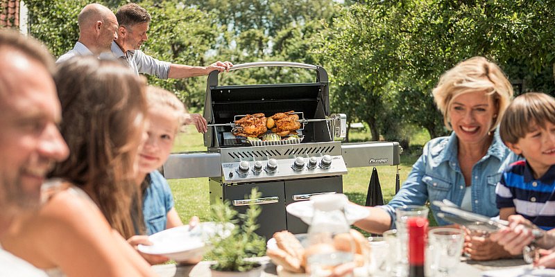 Familienfest mit einem Napoleon Grill