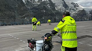 Nahaufnahme Mitarbeiter von Swarco in gelber Arbeitsbekleidung