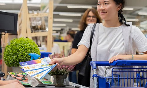 Kundin bezahlt mit Gutscheinen im WH-Baumarkt