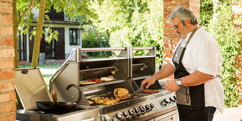 Koch bereitet essen am Napoleon Grill zu