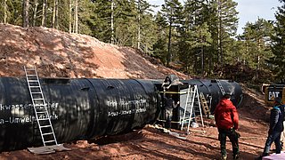 Ein 2-Kammern-Wasserhochbehälter wird geliefert und vergraben