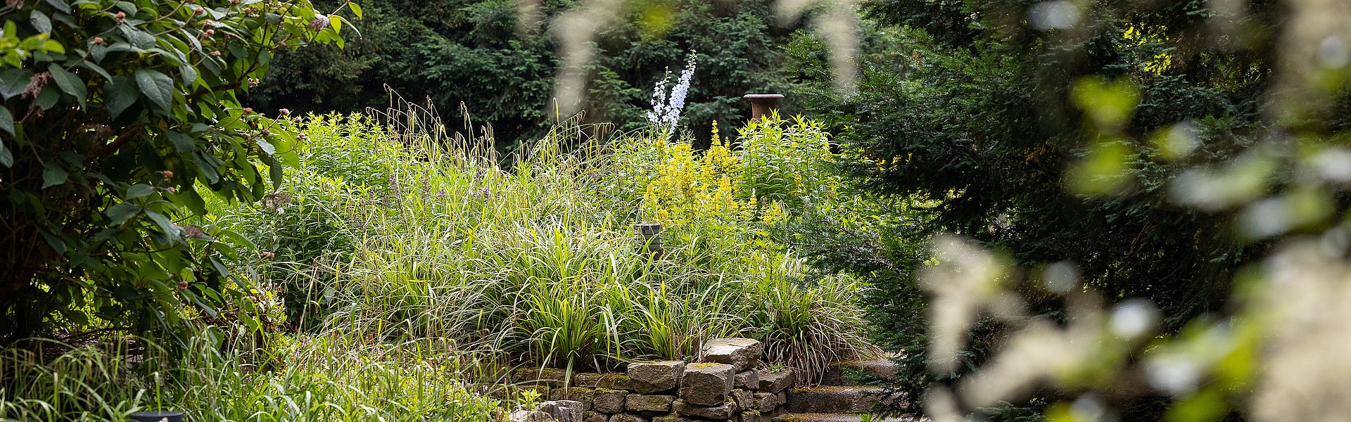 Gala / Garten- und Landschaftsbau benötigt robuste Baustoffe, um Außenbereiche, Hänge und Gärten zu gestalten