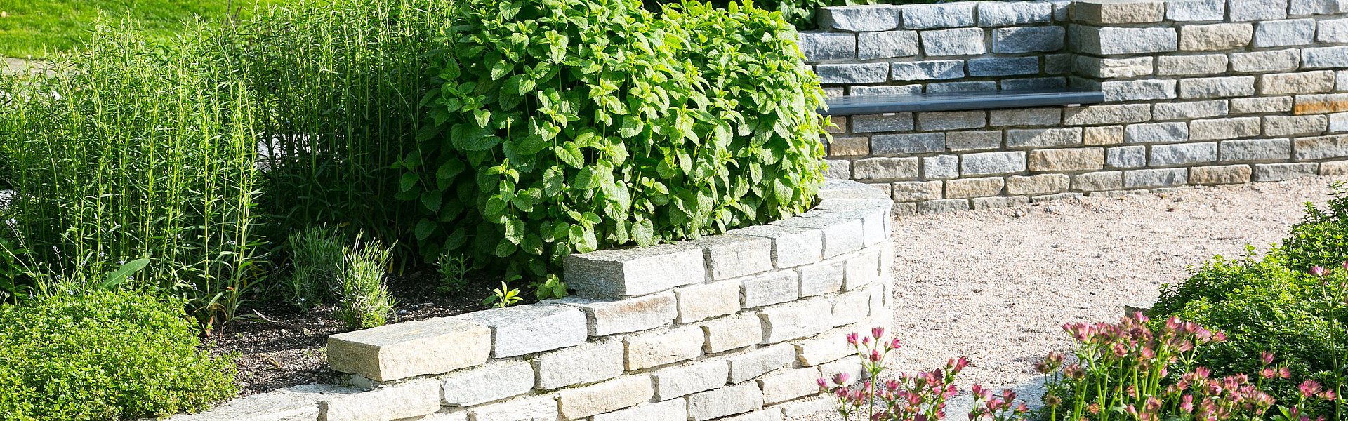 Gala / Garten- und Landschaftsbau benötigt robuste Baustoffe, um Außenbereiche, Hänge und Gärten zu gestalten