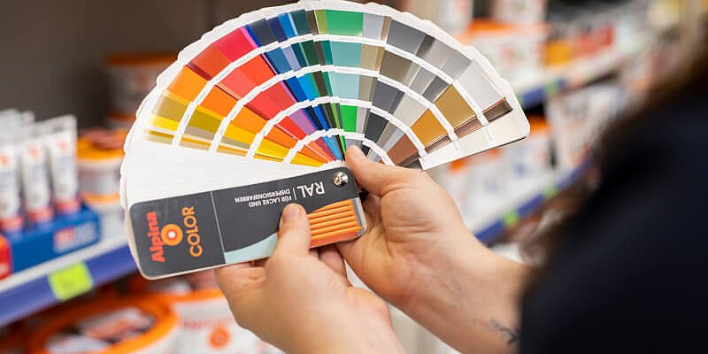 Malerfarbe mit der Farbkarte auswählen