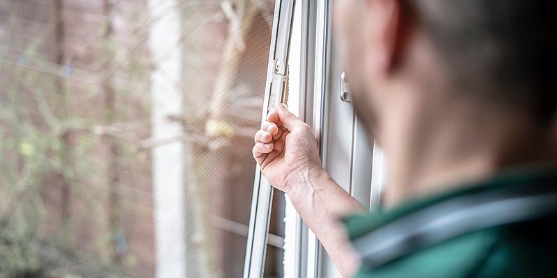 Anbringung eines Insektengitters